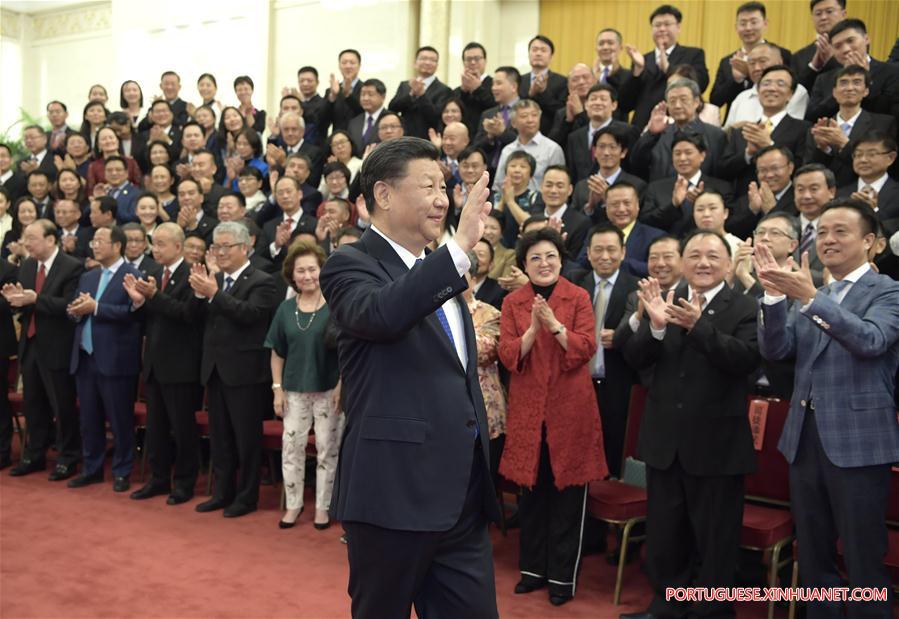 Xi se reúne com representantes de chineses no exterior