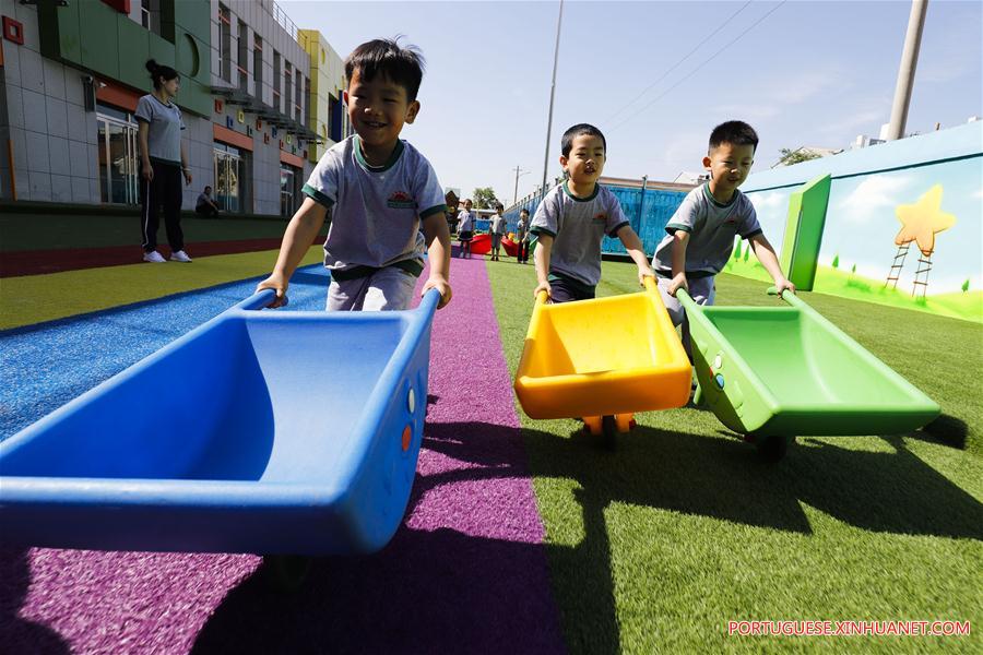 Crianças chinesas comemoram com atividades o Dia Internacional da Criança