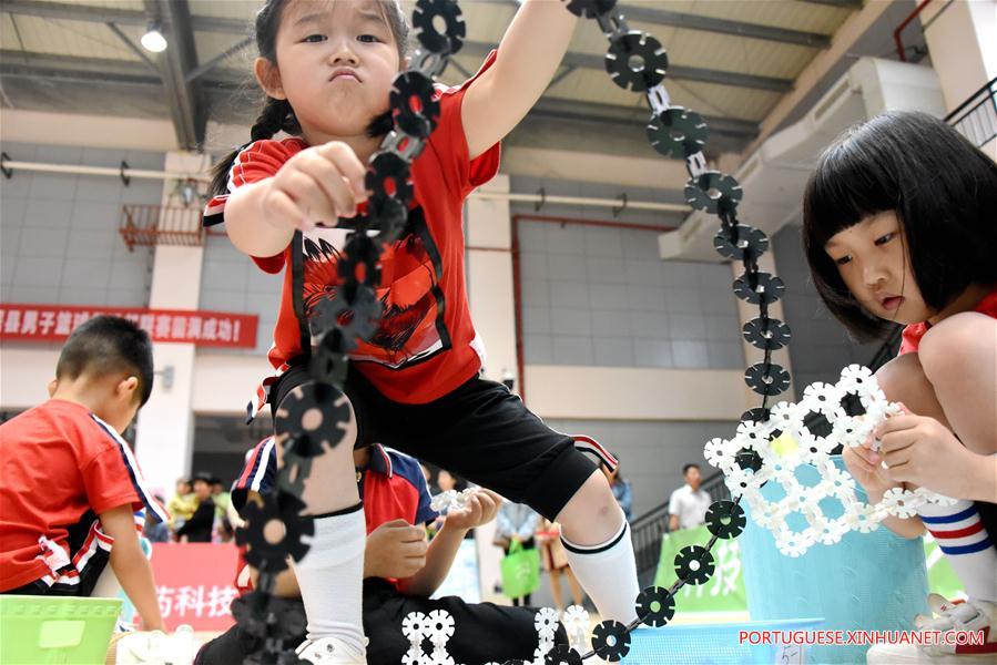 Crianças chinesas comemoram com atividades o Dia Internacional da Criança