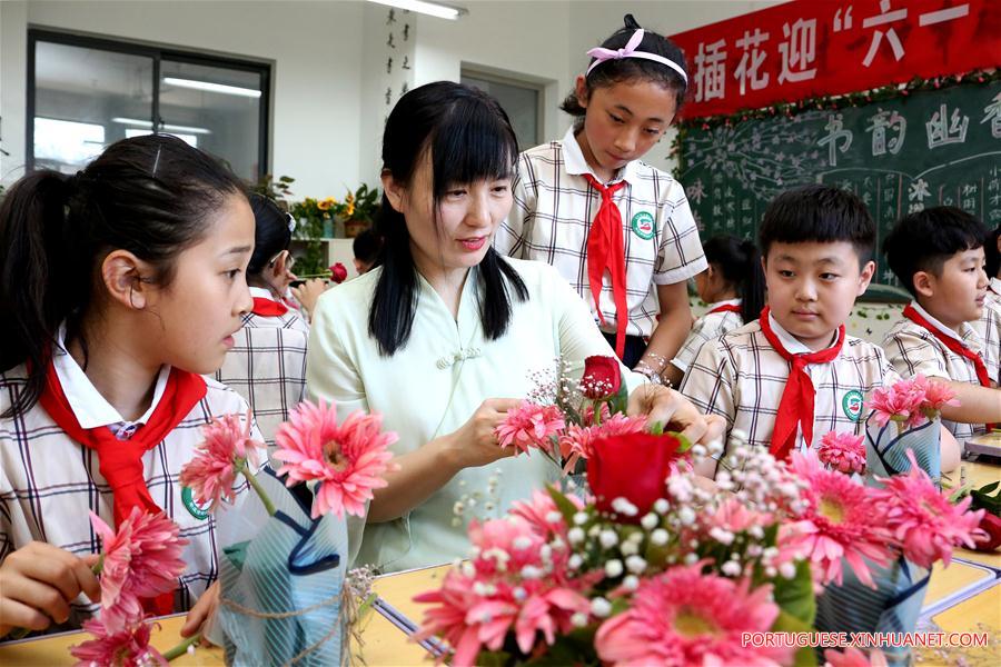 Crianças chinesas comemoram com atividades o Dia Internacional da Criança