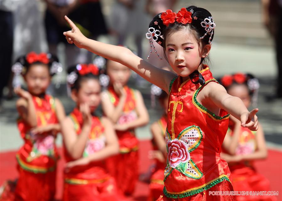 Crianças chinesas comemoram com atividades o Dia Internacional da Criança