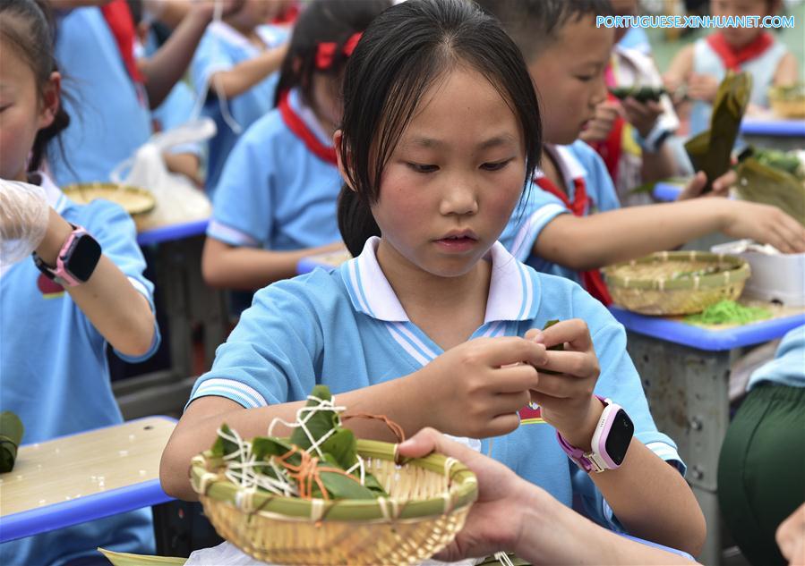 Pessoas preparam Zongzi com a chegada do próximo Festival do Barco-Dragão