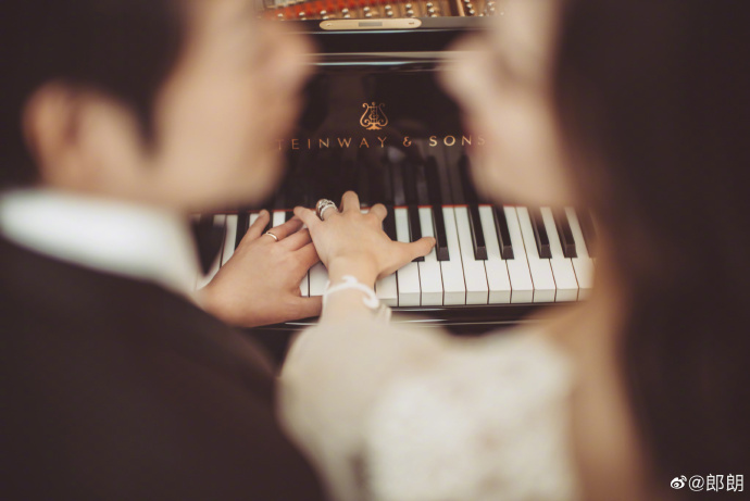 Pianista chinês Lang Lang divulga fotografias em trajes de casamento