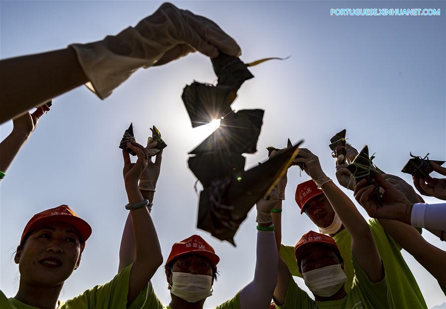 Pessoas preparam Zongzi para comemorar Festival do Barco-Dragão