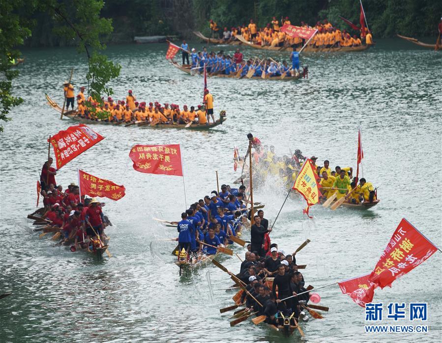 Galeria: Desfile de barco do dragão realizado em comemoração ao Festival do Barco-Dragão