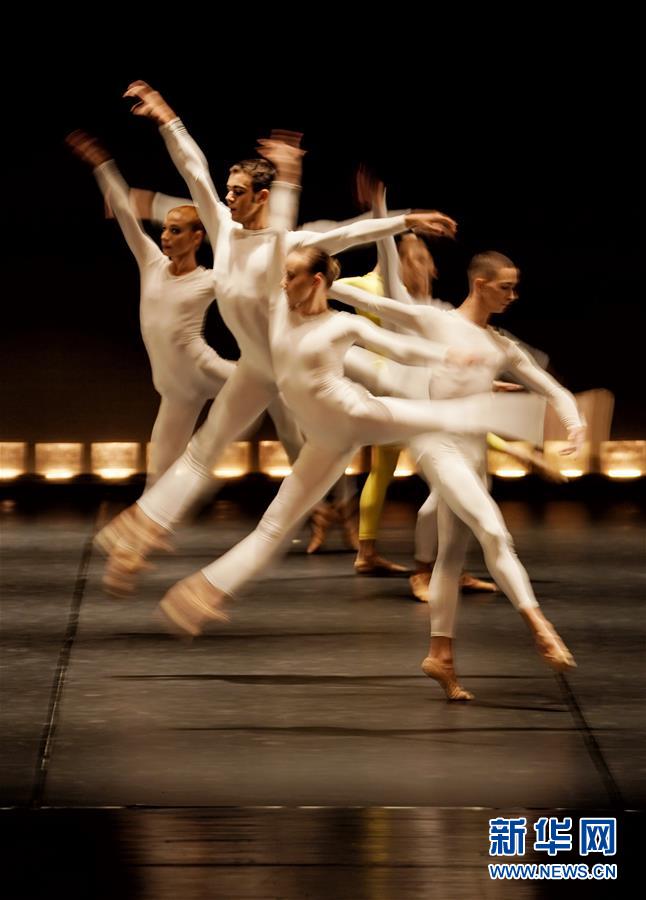 Espectáculo “Quinze Bailarinos e Tempo Incerto” da CNB apresentado em Beijing