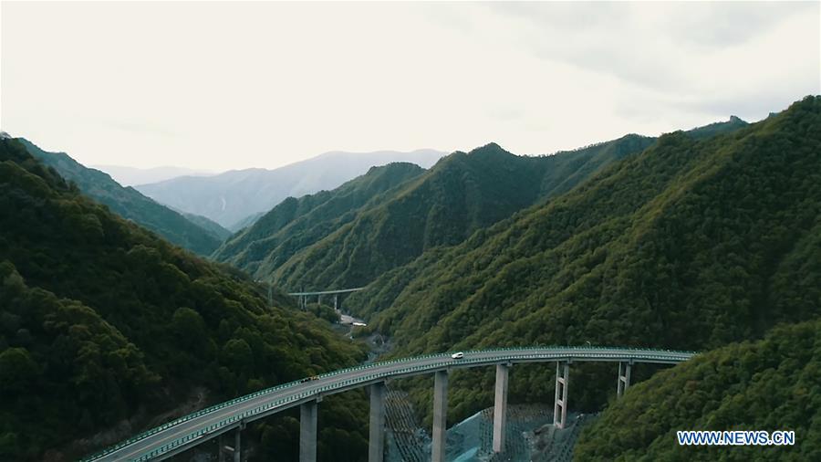 Rodovia ligando Zhalonggou e Nianbo abre ao tráfego em Qinghai