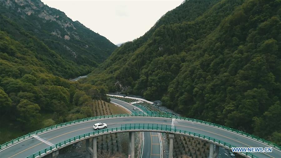 Rodovia ligando Zhalonggou e Nianbo abre ao tráfego em Qinghai