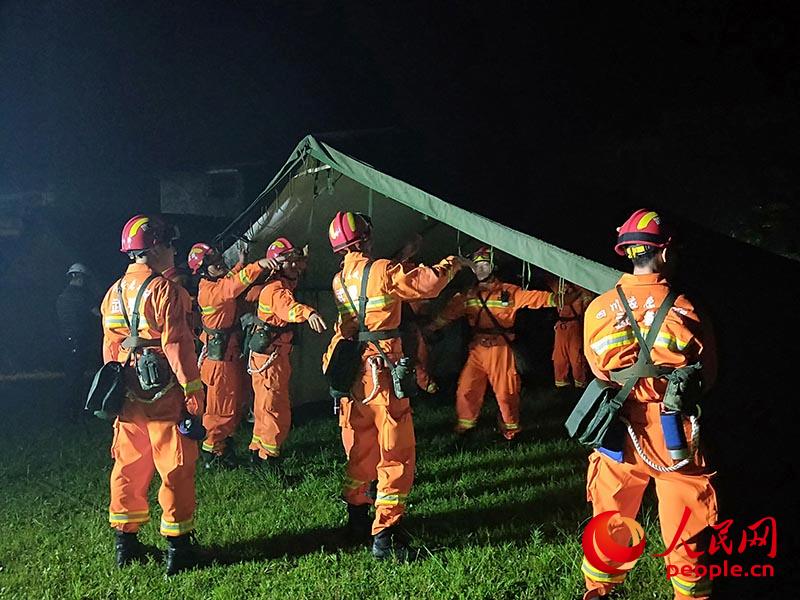 Polícia Armada do Povo Chinês realizam resgate rápido e eficiente