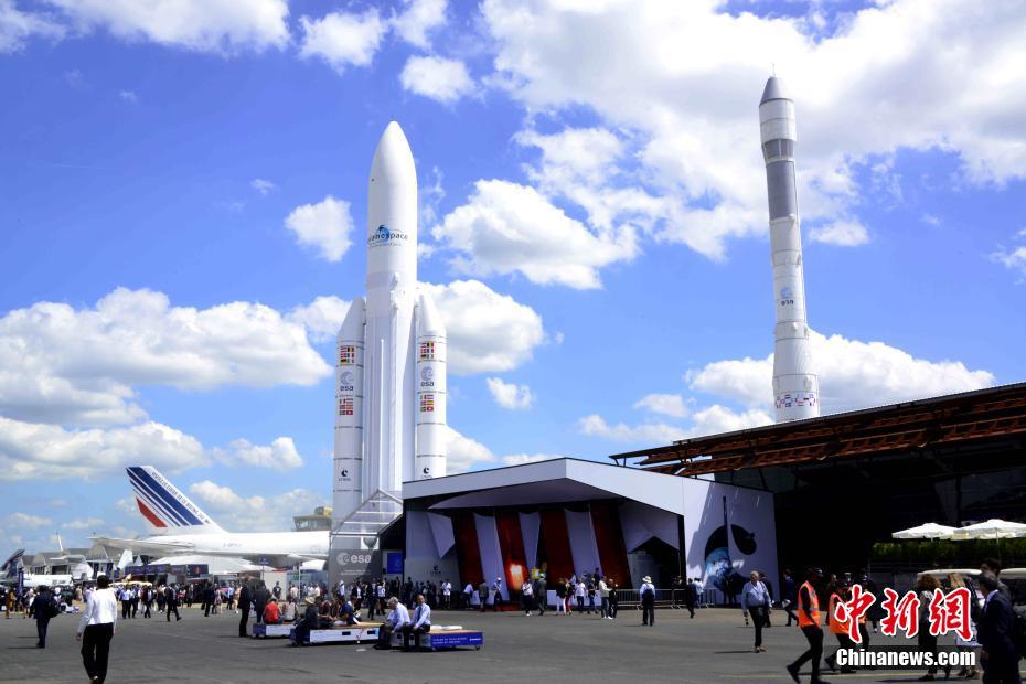 Galeria: O 53º Paris Air Show inaugurada com a participação de várias companhias aeronáiticas da China