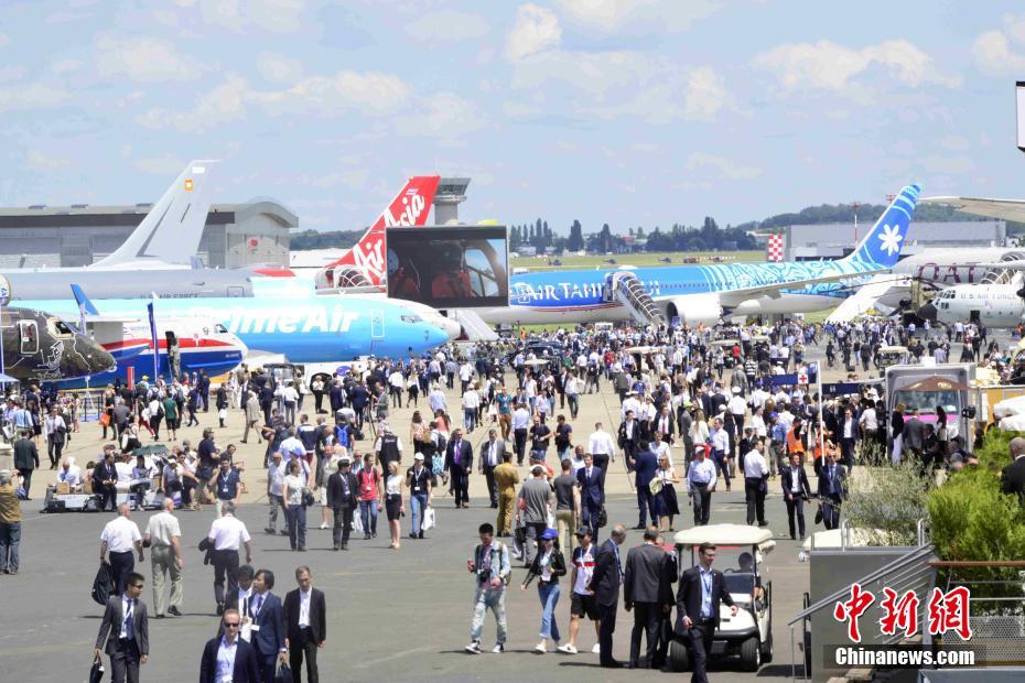 Galeria: O 53º Paris Air Show inaugurada com a participação de várias companhias aeronáiticas da China