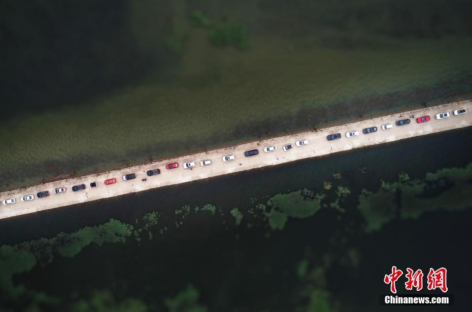 Insólito: Lago transborda e torna estrada em “via fluvial” na província de Jiangxi