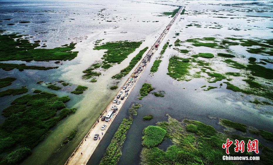 Insólito: Lago transborda e torna estrada em “via fluvial” na província de Jiangxi