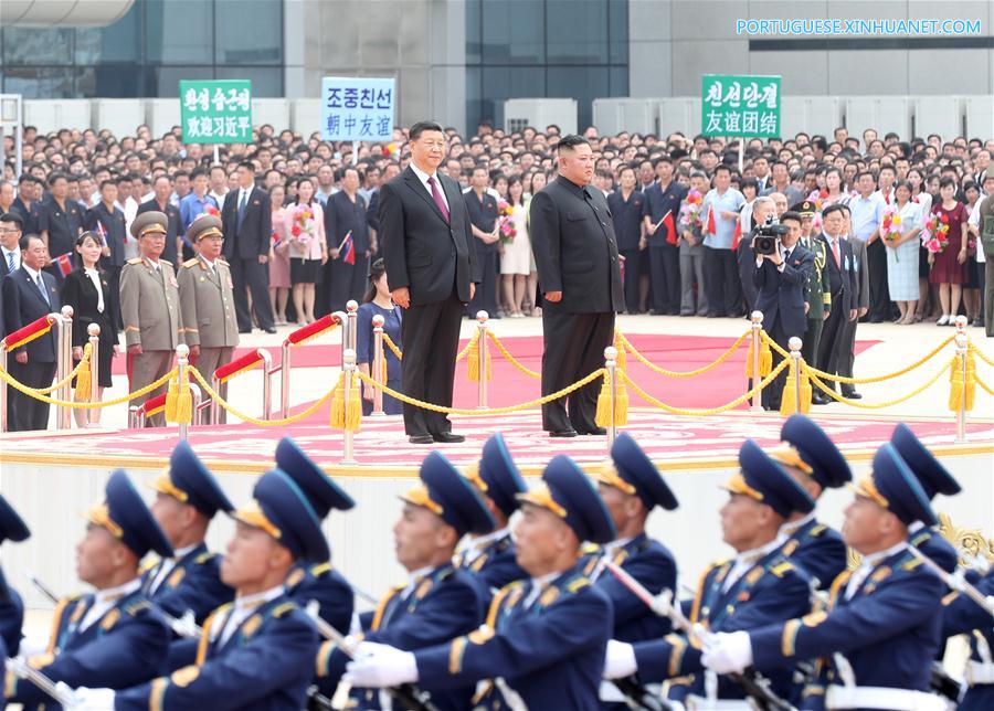 Xi chega à RPDC para visita de Estado com grande acolhimento