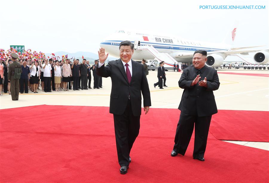 Xi chega à RPDC para visita de Estado com grande acolhimento