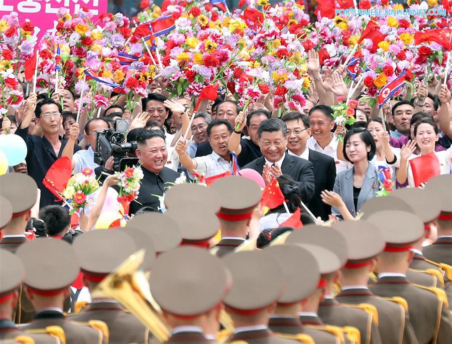 Xi chega à RPDC para visita de Estado com grande acolhimento