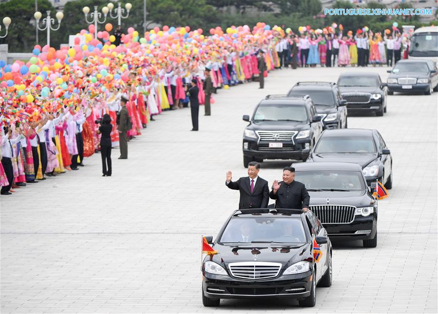 Xi chega à RPDC para visita de Estado com grande acolhimento