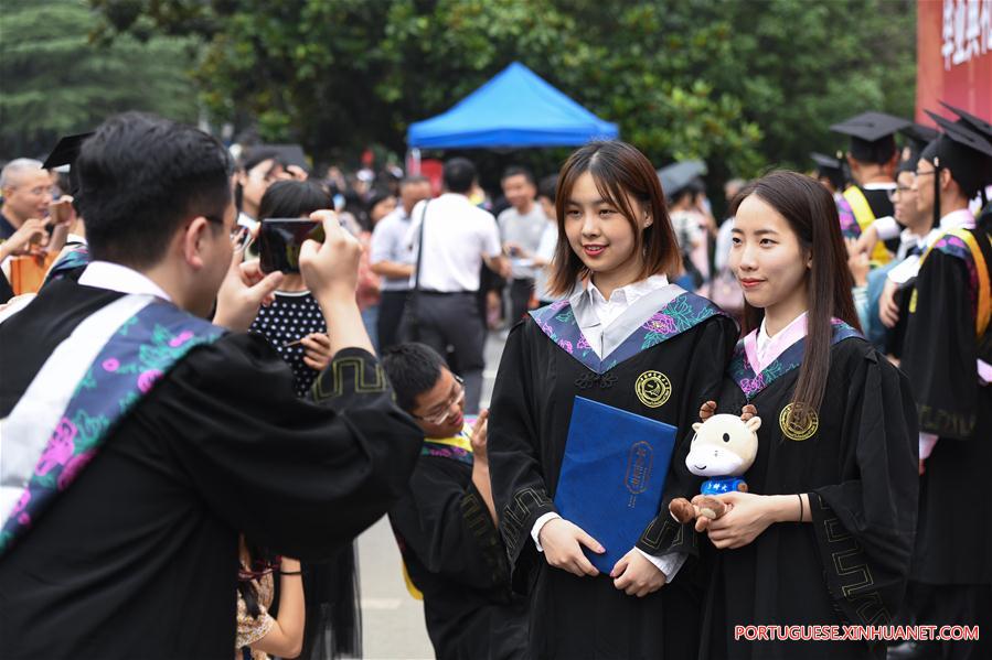 Cerimônias de graduação universitária realizadas em toda a China