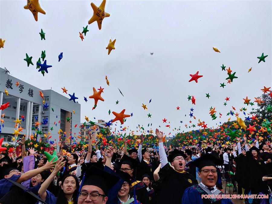 Cerimônias de graduação universitária realizadas em toda a China