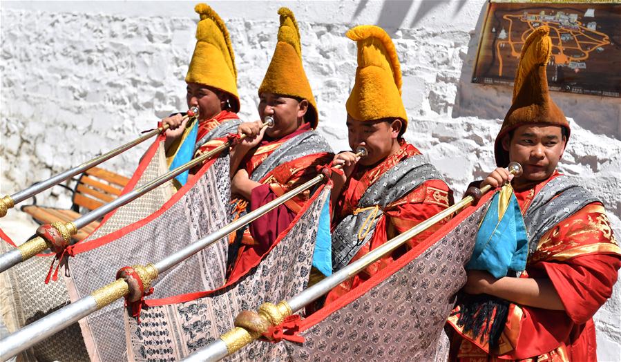 11º Panchen Lama participa de rituais budistas e atividades sociais em Xigaze