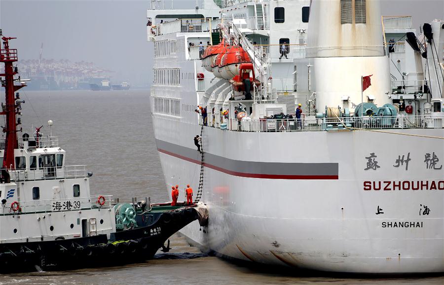 Exercício de resgate de emergência realizado perto do porto de Wusongkou em Shanghai