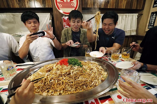 Massa frita gigante servida para a cúpula do G20 em Osaka