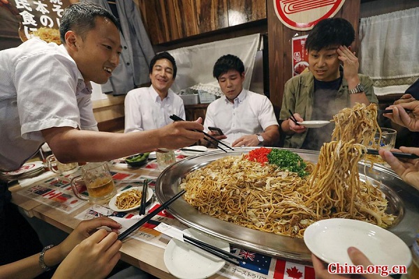 Massa frita gigante servida para a cúpula do G20 em Osaka