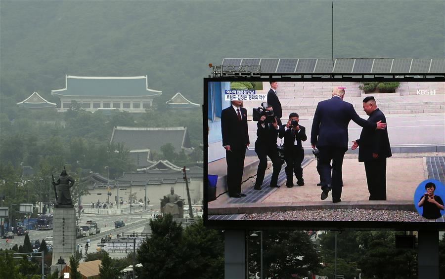 Trump e Kim Jong Un se reúnem e apertam as mãos em Panmunjom