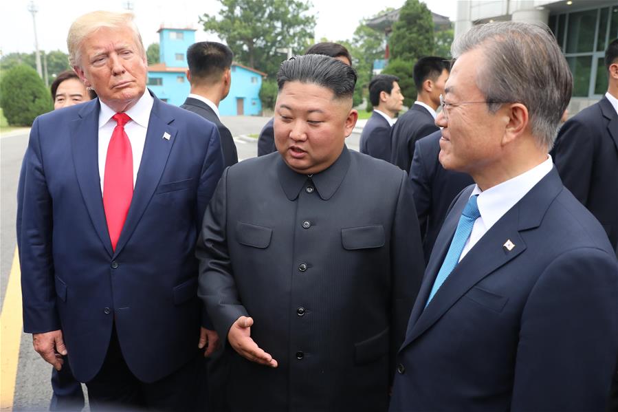 Trump e Kim Jong Un se reúnem e apertam as mãos em Panmunjom