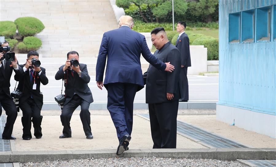 Trump e Kim Jong Un se reúnem e apertam as mãos em Panmunjom