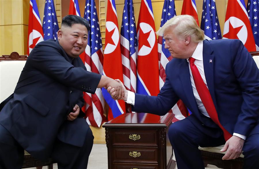 Trump e Kim Jong Un se reúnem e apertam as mãos em Panmunjom