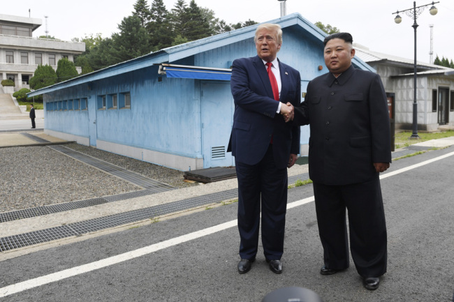 RPDC apelida de “histórico” o encontro entre Kim e Trump, diálogo deverá voltar aos trilhos