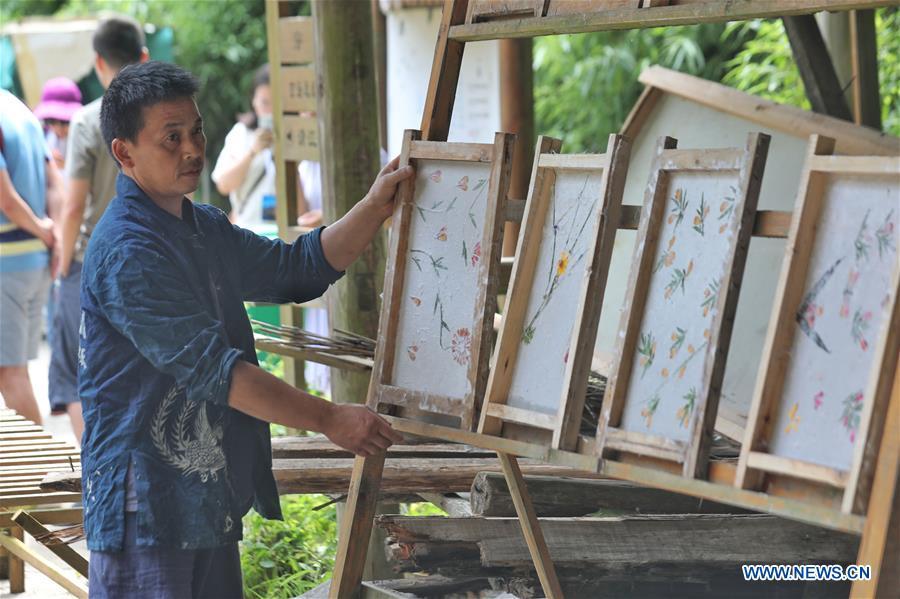 Fabricação de papel tradicional em combinação com a inovação cultural