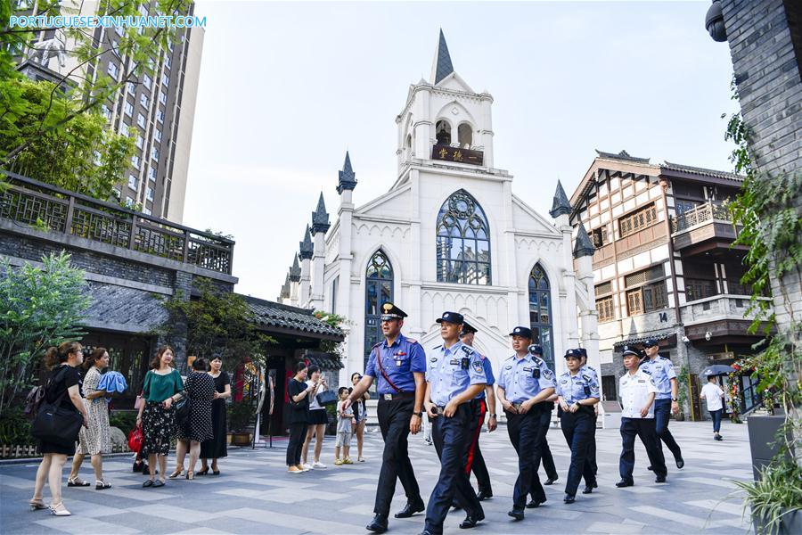 Policiais chineses e italianos realizam patrulha conjunta em Chongqing