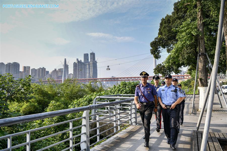 Policiais chineses e italianos realizam patrulha conjunta em Chongqing