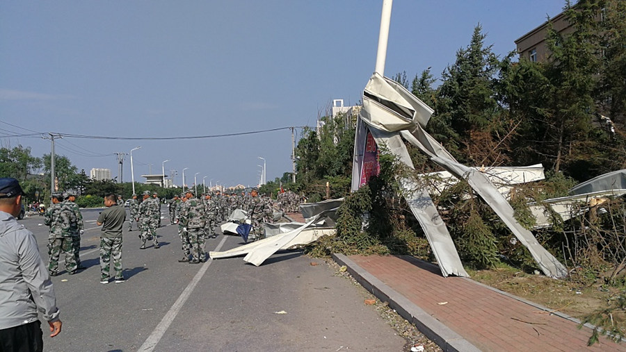 Trabalhos de resgate em andamento após tornado mortal na província de Liaoning