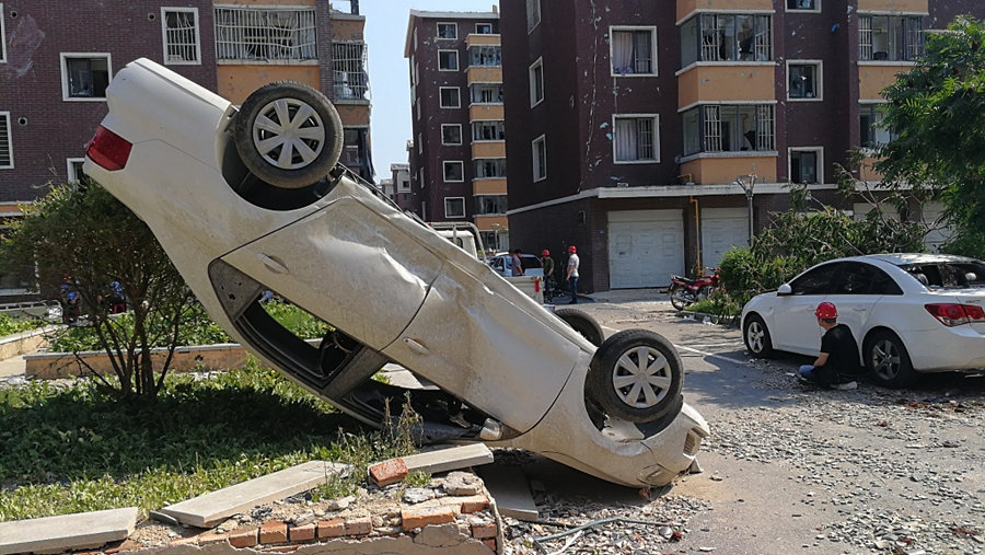 Trabalhos de resgate em andamento após tornado mortal na província de Liaoning