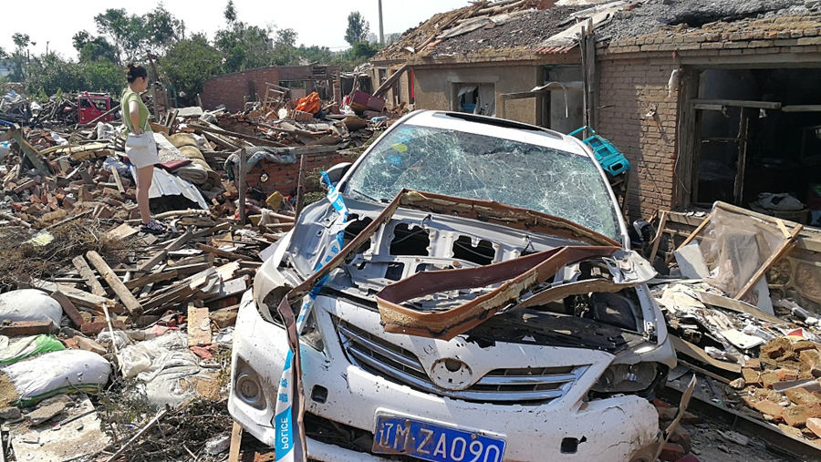 Trabalhos de resgate em andamento após tornado mortal na província de Liaoning