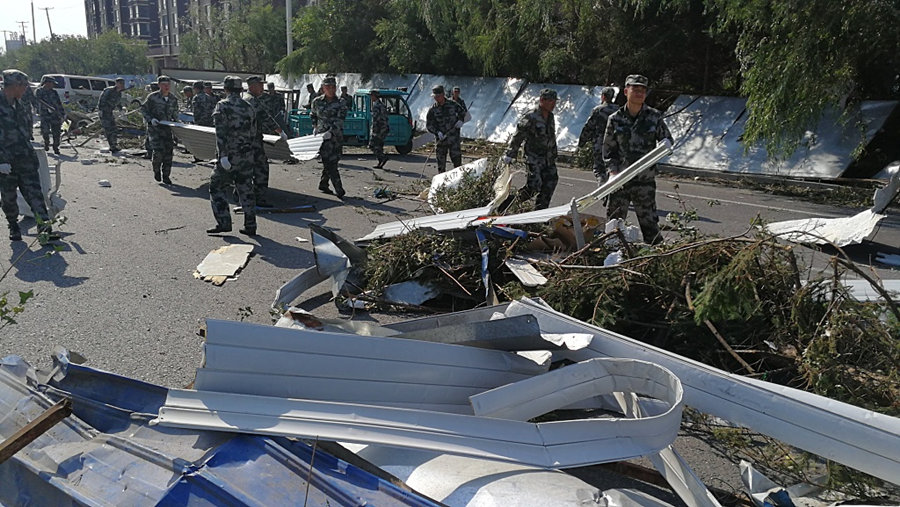 Trabalhos de resgate em andamento após tornado mortal na província de Liaoning