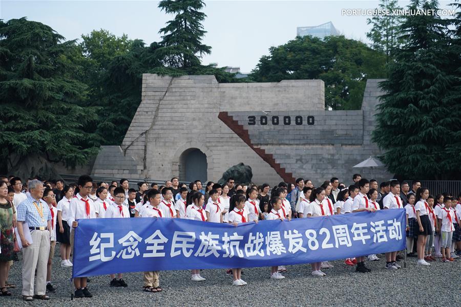 Pessoas comemoram 82º aniversário do início da guerra da nação chinesa contra a agressão japonesa em Nanjing