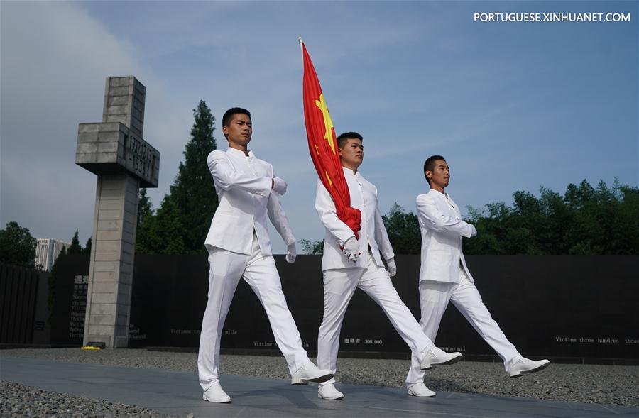 Pessoas comemoram 82º aniversário do início da guerra da nação chinesa contra a agressão japonesa em Nanjing