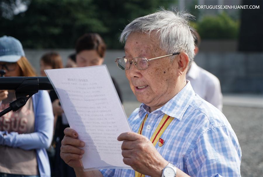 Pessoas comemoram 82º aniversário do início da guerra da nação chinesa contra a agressão japonesa em Nanjing