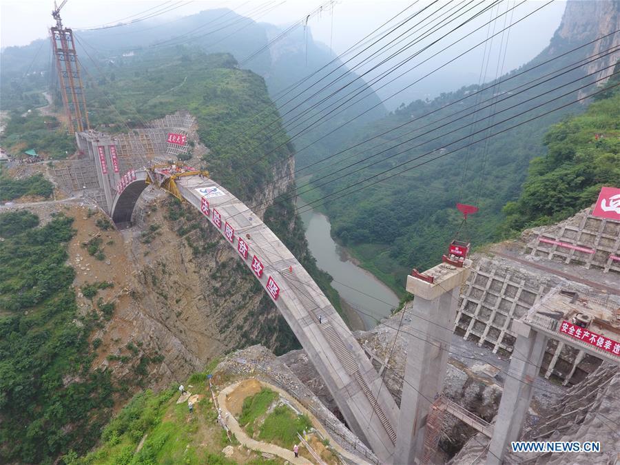 Arco principal de ponte transfronteiriça selado no Sudoeste da China