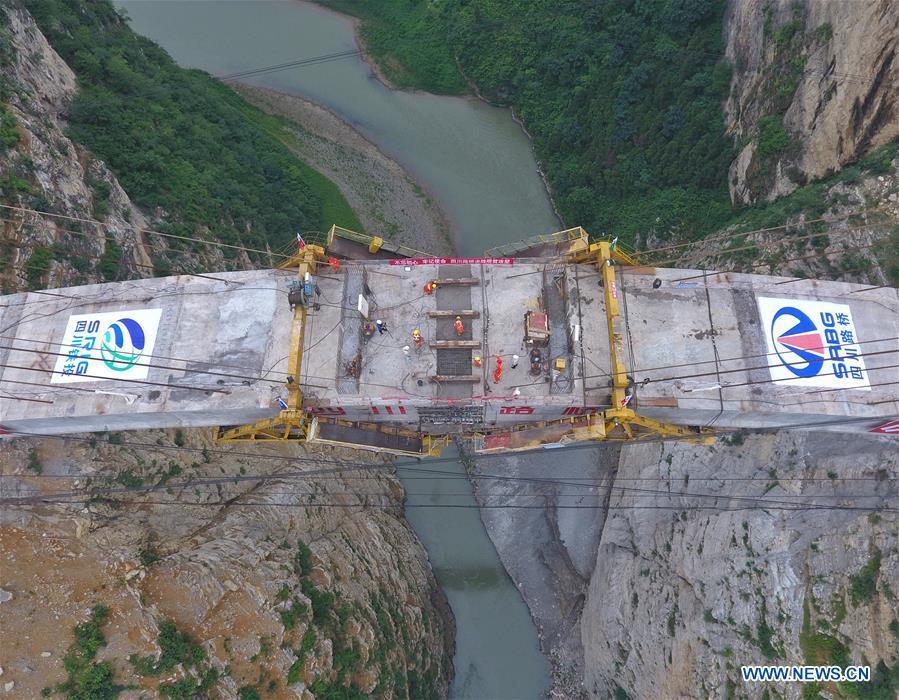 Arco principal de ponte transfronteiriça selado no Sudoeste da China