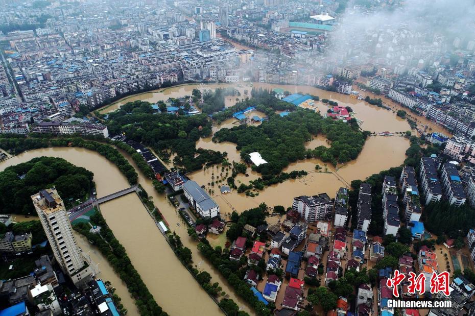 Chuva forte causa alagamento na província de Jiangxi 