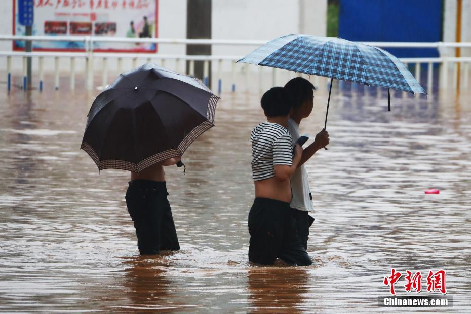 Chuva forte causa alagamento na província de Jiangxi 