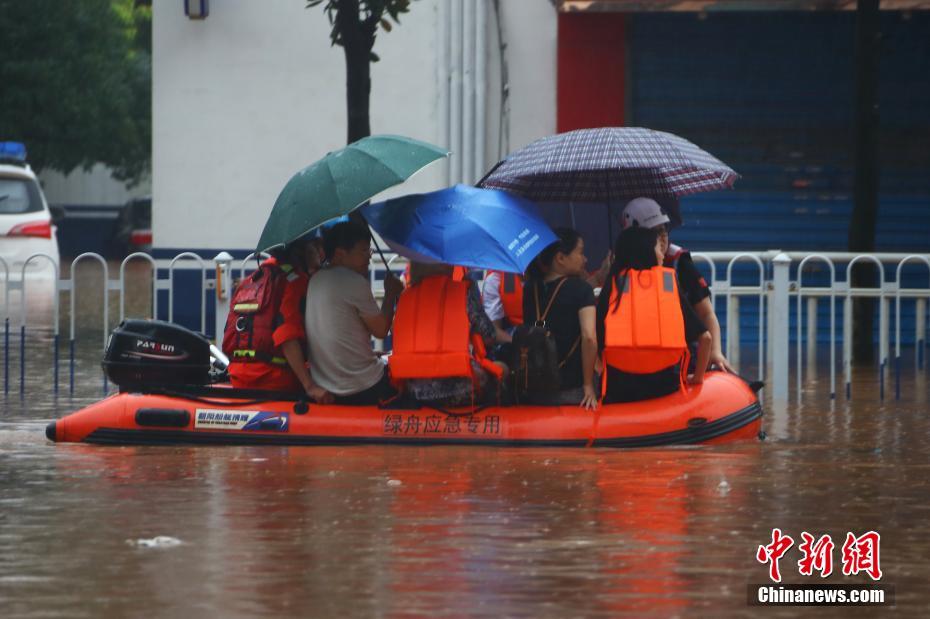 Chuva forte causa alagamento na província de Jiangxi 