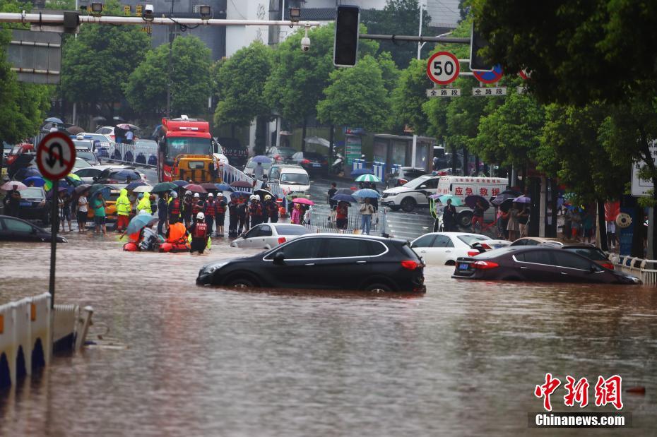 Chuva forte causa alagamento na província de Jiangxi 