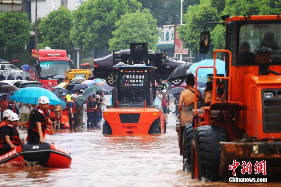 Chuva forte causa alagamento na província de Jiangxi 