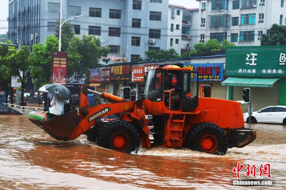 Chuva forte causa alagamento na província de Jiangxi 